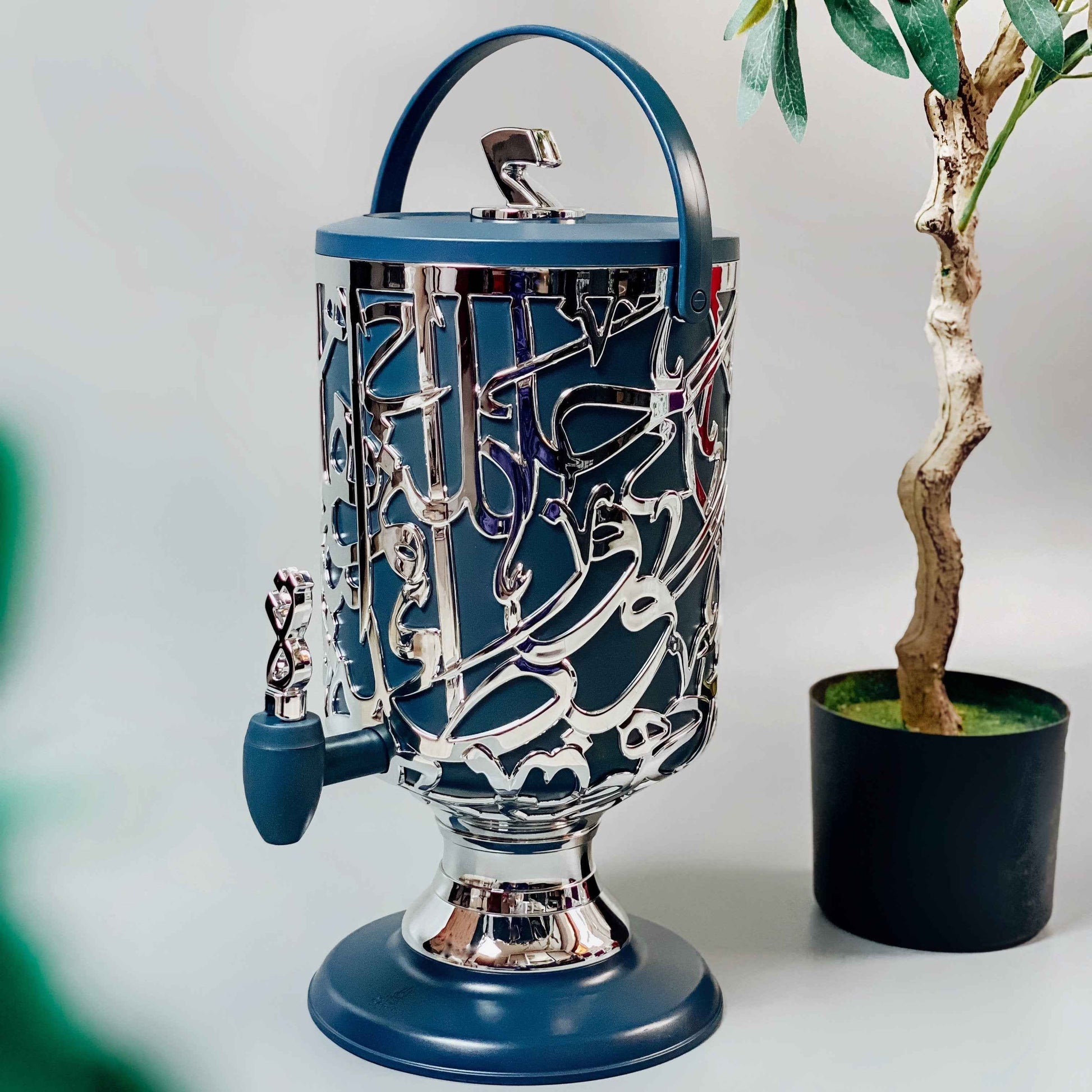 Otantik Home cold beverage dispenser 3 liters with blue and silver decorative design and handle